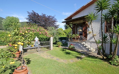 Casa Il Prato: Plante, Ciel, Bâtiment, Pot De Fleur, Nuage, Arbre, Végétation, Chalet, Herbe, Paysage