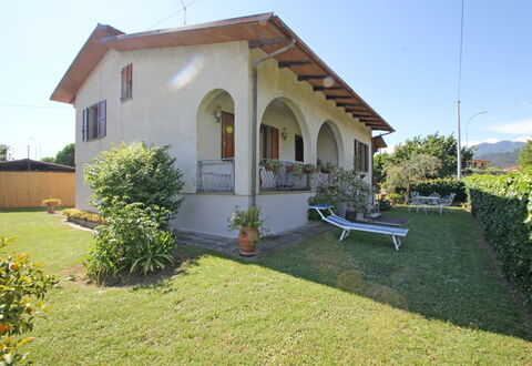 Casa Il Prato: Plante, Ciel, Propriété, Bâtiment, Fenêtre, Arbre, Lot Terre, Porte, Chalet, Maison