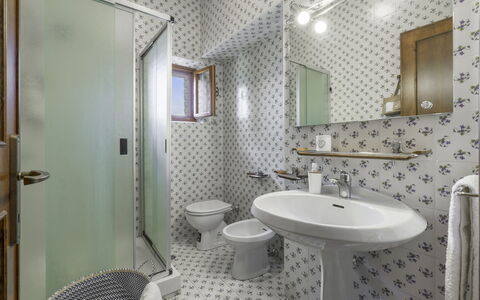 Casa Martina, Piazza Delle Erbe, San Gimignano: Sol, Design Intérieur, Sol, Luminaire Plomberie, Salle De Bains, Plafond, Plomberie, Évier, Tuile, Lavabo