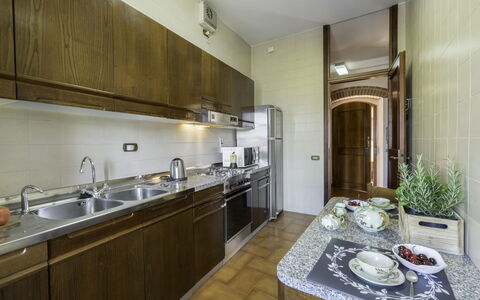 Casa Martina, Piazza Delle Erbe, San Gimignano: Cuisine, Appareil De Cuisine, Comptoir, Principaux Appliance, Sol, Design Intérieur, Cabinetry, Evier, Sol, Électroménager