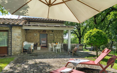 Villa Ida: Plante, Propriété, Meubles, Bâtiment, Fenêtre, Ombre, Table, Parapluie, Mobilier De Jardin, Chaise