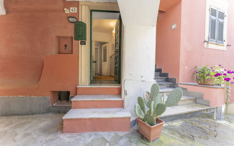 Emma House, Terrace and Sea View, Moneglia: Plante, Propriété, Bâtiment, Pot De Fleur, Plante D'Appartement, Fleur, Éclairage, Architecture, Escaliers, Design Intérieur