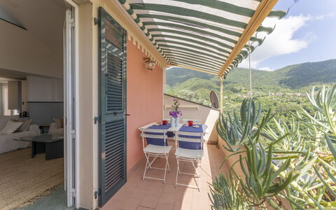 Emma House, Terrace and Sea View, Moneglia: Table, Plante, Meubles, Bâtiment, Chaise, Ombre, Nuage, Plante D'Appartement, Mobilier De Jardin, Architecture