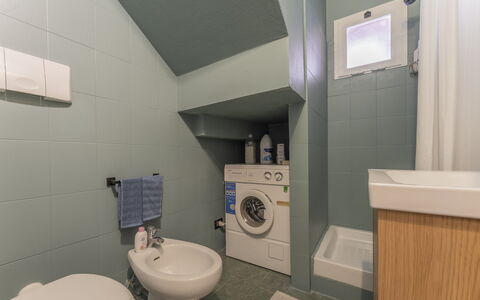 Emma House, Terrace and Sea View, Moneglia: Lavabo, Propriété, Luminaire Plomberie, Évier, Robinet, Salle De Bains, Violet, Siège De Toilette, Toilette, Design Intérieur