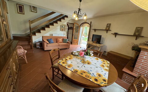 Pinocchio: Cadre, Meubles, Table, Propriété, Chaise, Canapé, Éclairage, Bois, Sol, Sol