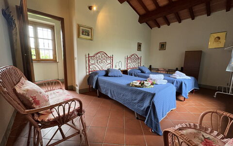 Pinocchio: Meubles, Table, Fenêtre, Bâtiment, Design Intérieur, Architecture, Bois, Décoration, Sol, Immobilier