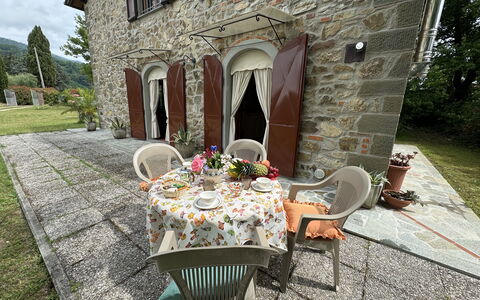 Pinocchio: Plante, Bâtiment, Meubles, Fenêtre, Table, Tableau De Plein Air, Mobilier De Jardin, Chaise, Arbre, Maison