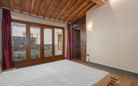 Casolare Torre With Pool And Ac: Mur, Sol, Bois, Sol, Design Intérieur, Plafond, Pièce, Chambre, Marron, Lit