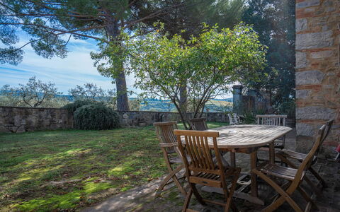 Le Fonti Apartments With Ac Near Siena: Meubles, Mobilier De Jardin, Chaise, Ombre, Jardin, Lumière Du Soleil, Tableau De Plein Air, Aménagement Paysager, Arrière-Cour, Cour