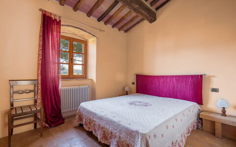 Le Fonti Apartments With Ac Near Siena: Mur, Meubles, Bois, Design Intérieur, Linge, Textile, Sol, Lit, Chambre, Sol