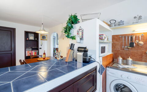 Chianti Hills Apartment, Pool, Ac: Cabinetry, Meubles, Comptoir, Électroménager, Plante, Cuisine, Bleu Azur, Cadre, Bois, Appareil De Cuisine