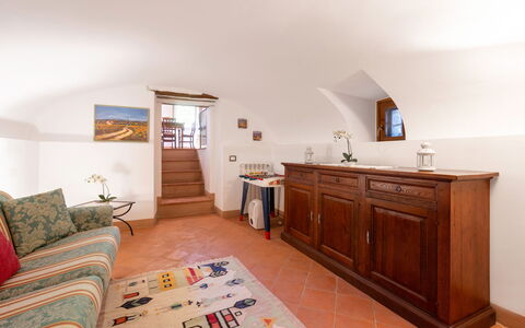 Chiara House In Galenda, Chianti, Pool And Nature: Meubles, Cabinetry, Confort, Bâtiment, Bois, Canapé, Sol, Tiroir, Sol, Maison