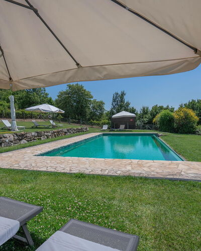 Chiara House In Galenda, Chianti, Pool And Nature: Propriété, Plante, L'Eau, Bâtiment, Ombre, Mobilier De Jardin, Piscine, Parapluie, Ciel, Rectangle