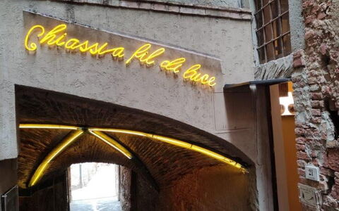 Bocelli: Architecture, Jaune, Mur, Bâtiment, Façade, Police De Caractère, Brique, Brickwork, Ville