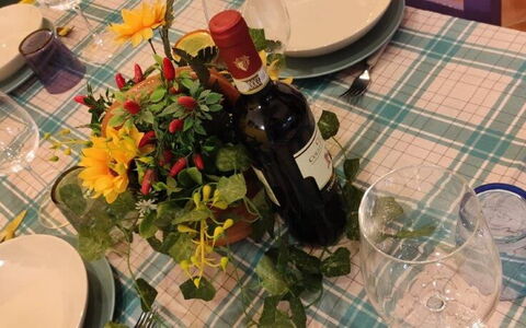 Bocelli: Fleur, Vaisselle, Table, Plante, Bouteille, Drinkware, Pétale, Nappe De Table, Vase, Du Vin