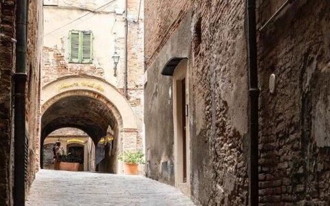 Bocelli: Fenêtre, Surface De La Route, Sol, Ruelle, Route, Ville, Façade, Bâtiment, Pavé