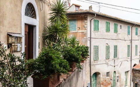 Bocelli: Propriété, Bâtiment, Fenêtre, Plante, Bleu Azur, Architecture, Quartier, Mur, Zone Résidentielle
