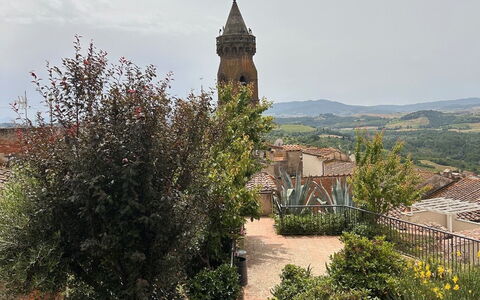 Bocelli: Ciel, Plante, Bâtiment, Nuage, Arbre, Paysage, Ville, Toit, Façade, Arbuste