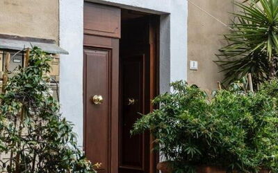 Bocelli: Plante, Propriété, Bâtiment, Porte, Bois, Maison, Mur, Ligne, Accueil Porte