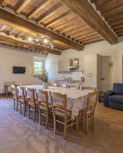 Le Casaline Di Sopra, Massa Marittima: Table, Meubles, Propriété, Canapé, Plante D'Appartement, Bois, Fenêtre, Design Intérieur, Sol, Sol