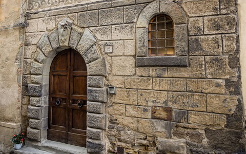 Rose's Palace: Propriété, Fenêtre, Bois, Porte, Brickwork, Architecture, Bâtiment, Brique, Façade