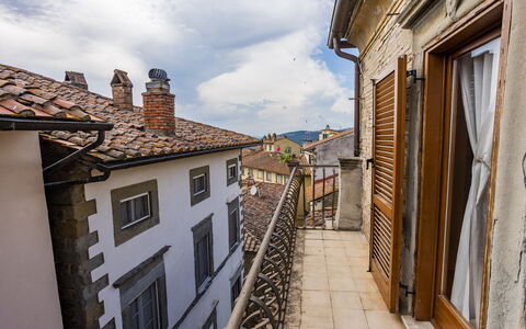Rose's Palace: Ciel, Nuage, Fenêtre, Bâtiment, Bleu Azur, Bois, Surface De La Route, Sol, Zone Résidentielle