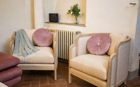 Rose's Palace: Meubles, Plante, Propriété, Bâtiment, Confort, Bois, Design Intérieur, Plante D'Appartement, Pot De Fleur, Cadre