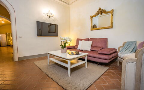 Rose's Palace: Canapé, Meubles, Propriété, Table, Cadre, Bois, Bâtiment, Confort, Salon, Design Intérieur