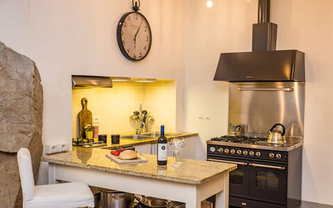 Rose's Palace: Propriété, Cabinetry, Comptoir, Bois, Appareil De Cuisine, Cuisine, Éclairage, Cuisinière, Design Intérieur, Électroménager