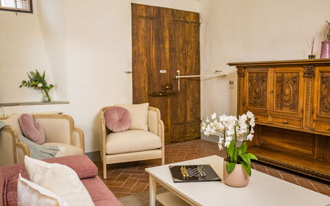 Rose's Palace: Table, Plante, Meubles, Bâtiment, Propriété, Fleur, Plante D'Appartement, Canapé, Confort, Design Intérieur