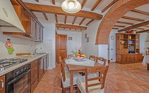 La Montana: Table, Meubles, Propriété, Cabinetry, Chaise, Bois, Orange, Design Intérieur, Architecture, Cuisine