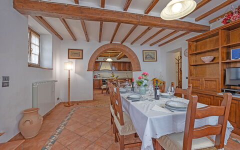 La Montana: Table, Meubles, Propriété, Fenêtre, Chaise, Bois, Design Intérieur, Éclairage, Nappe De Table, Sol