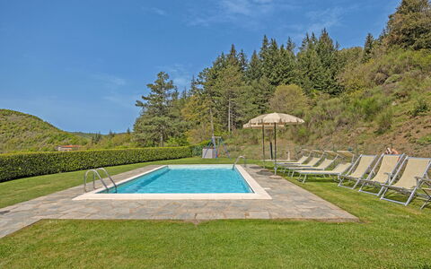 La Montanina: Ciel, Plante, L'Eau, Bleu Azur, Nuage, Piscine, Lot Terre, Arbre, Herbe, Ombre