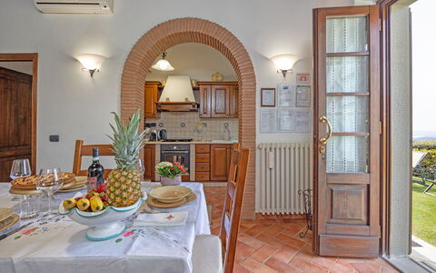 La Montanina: Table, Propriété, Meubles, Vaisselle, Porte, Bois, Chaise, Design Intérieur, Plante