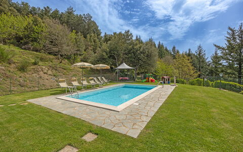 La Montanina: Nuage, Ciel, Plante, Arbre, Piscine, L'Eau, Lot Terre, Rectangle, Bâtiment, Ombre