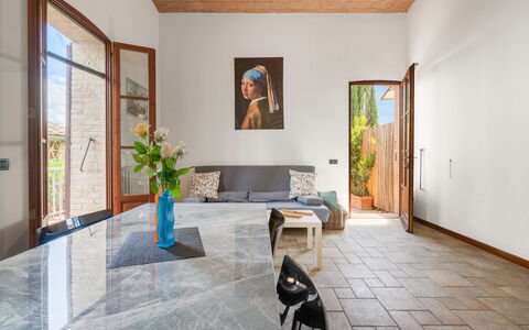 Torri 15 Holiday Home: Plante, Bâtiment, Cadre, Fleur, Plante D'Appartement, Bois, Sol, Design Intérieur, Sol, Pot De Fleur