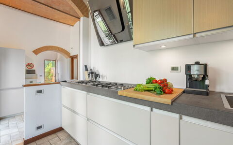 Torri 15 Holiday Home: Comptoir, Cabinetry, Aliments, Bâtiment, Cuisinière, Cuisine, Appareil De Cuisine, Bois, Évier, Design Intérieur