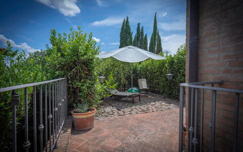 Torri 15 Holiday Home: Nuage, Ciel, Plante, Propriété, Botanique, Pot De Fleur, Chaise, Ombre, Immobilier, Herbe