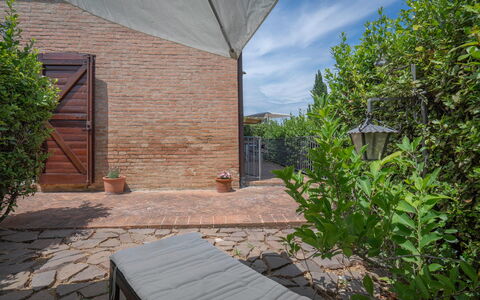 Torri 15 Holiday Home: Plante, Propriété, Ciel, Nuage, Surface De La Route, Ombre, Bois, Chalet, Herbe, Bâtiment