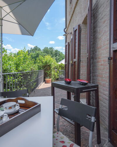 Torri 15 Holiday Home: Ciel, Bâtiment, Propriété, Table, Meubles, Nuage, Vaisselle, Fenêtre, Architecture, Pot De Fleur