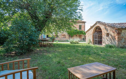 Il Palazzetto Francigena, Monteriggioni: Plante, Propriété, Bâtiment, Meubles, Nuage, Fenêtre, Ciel, Table, Bois, Paysage Naturel