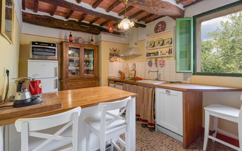 Il Palazzetto Francigena, Monteriggioni: Cabinetry, Comptoir, Meubles, Table, Propriété, Fenêtre, Cuisine, Bois, Tiroir, Design Intérieur