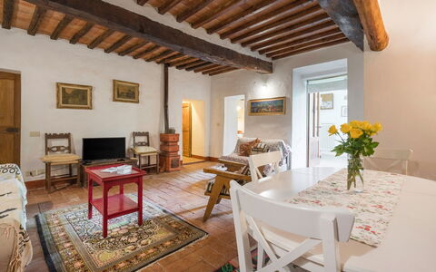 Il Palazzetto Francigena, Monteriggioni: Table, Meubles, Plante, Chaise, Bois, Design Intérieur, Fleur, Architecture, Bâtiment, Sol