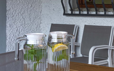 Villa i Portici: Vaisselle, Aliments, Table, Drinkware, Vaisselle, Ingrédient, Design Intérieur, Serveware, Bar