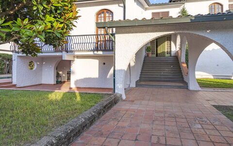 Villa i Portici: Plante, Bâtiment, Arbre, Surface De La Route, Fenêtre, Mur, Brickwork, Escaliers, Ombre, Immobilier