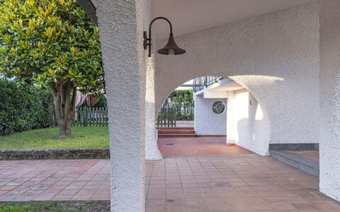 Villa i Portici: Plante, Bâtiment, Ombre, Arbre, Bois, Façade, Surface De La Route, Maison, Paysage, Composite