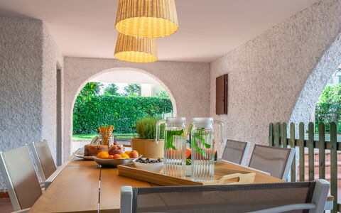 Villa i Portici: Table, Meubles, Propriété, Plante, Vert, Bois, Design Intérieur, Sol, Sol, Cuisine