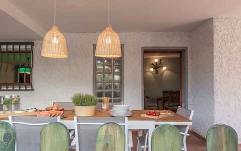 Villa i Portici: Table, Propriété, Plante, Meubles, Vert, Plante D'Appartement, Bois, Salon, Comptoir, Design Intérieur