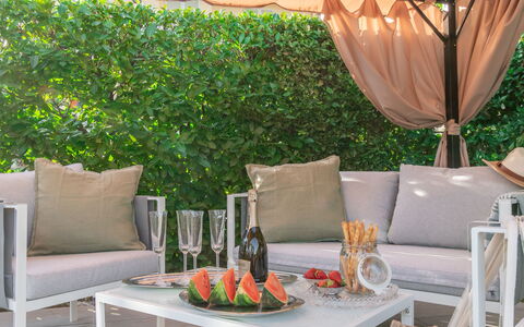 Villa i Portici: Table, Meubles, Plante, Propriété, Vaisselle, Vert, Mobilier De Jardin, Textile, Orange, Ombre