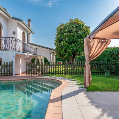 Villa i Portici: L'Eau, Plante, Ciel, Propriété, Fenêtre, Bâtiment, Bleu Azur, Piscine, Architecture, Arbre